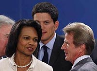 Ngoại trưởng Mỹ Condoleezza Rice (trái) và Ngoại trưởng Pháp Bernard Kouchner dự cuộc họp của NATO ở Brussels, Bỉ hôm 19-8.